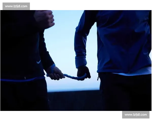 雨幕中绳牵追光：视障跑者与陪跑员的无畏训练